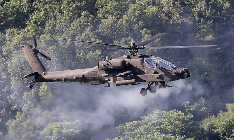 육군 AH-64E 공격헬기가 30㎜ 기관포를 사격하고 있다. 세계일보 자료사진