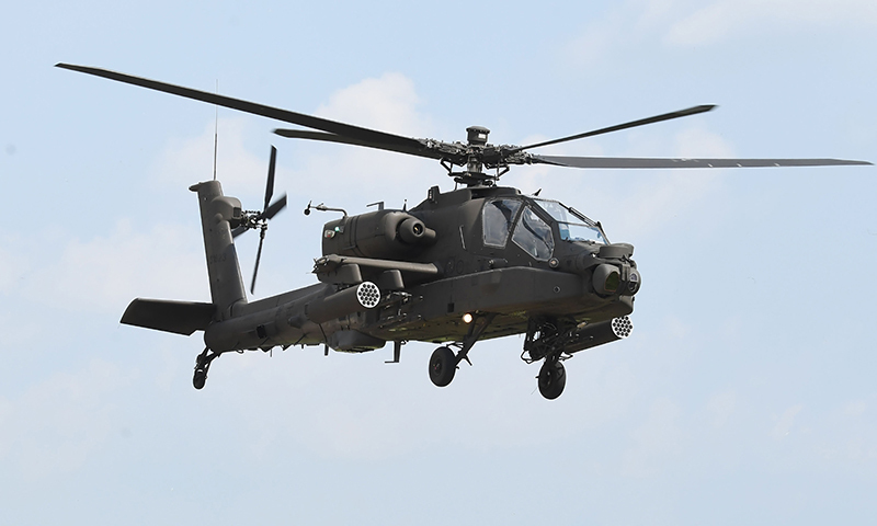육군 AH-64E 공격헬기가 훈련을 위해 비행을 하고 있다. 세계일보 자료사진