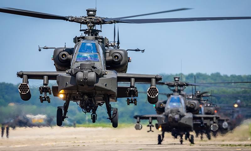 육군 AH-64E 공격헬기들이 순차적으로 이륙하고 있다. 세계일보 자료사진