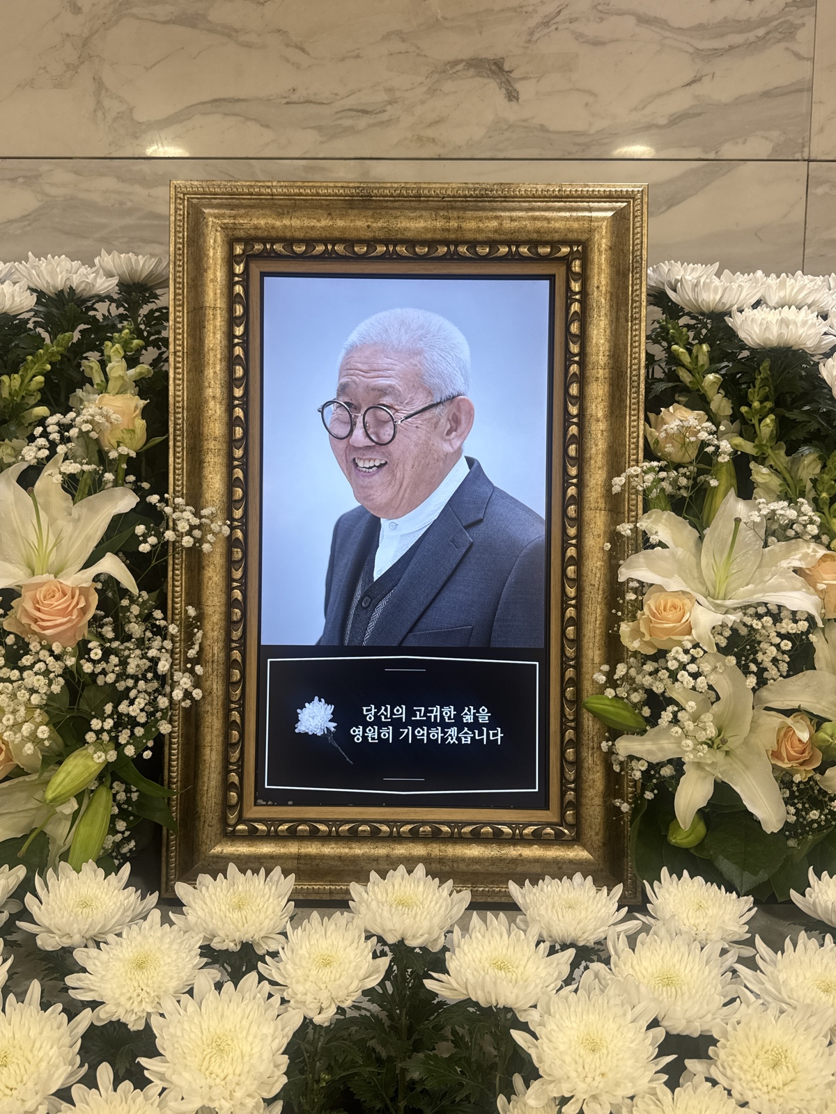 효봉 여태명 원광대 명예교수. 민간 한글서체에서 ‘민체’의 미학을 발굴해 현대 문자예술로 발전시킨 한글서예의 선구자다. 석창우 화백 제공