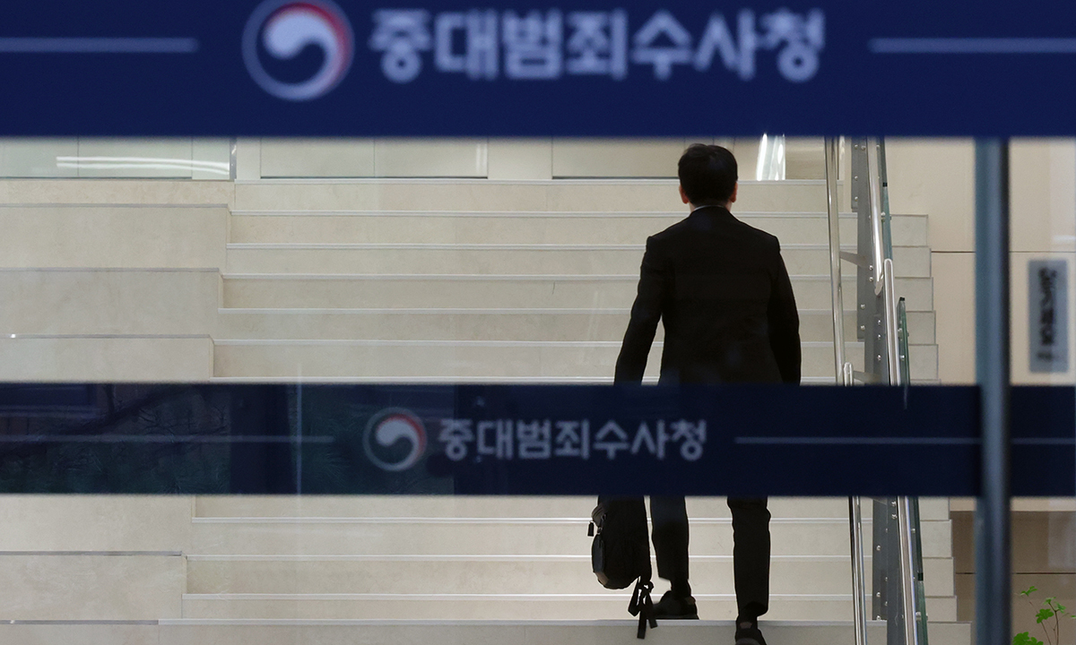 여러 논란 속에 수장공백을 지속하던 지난 16일 중대범죄수사청이 개청 2주일 만에 정상 가동 체제에 돌입했다. 이재명 대통령이 15일 김지용 초대 중대범죄수사청장 후보자에 대한 임명안을 재가했고, 후보자 꼬리표를 뗀 김 청장은 16일 오전 취재진을 피해 첫 출근을 했다. 뉴시스