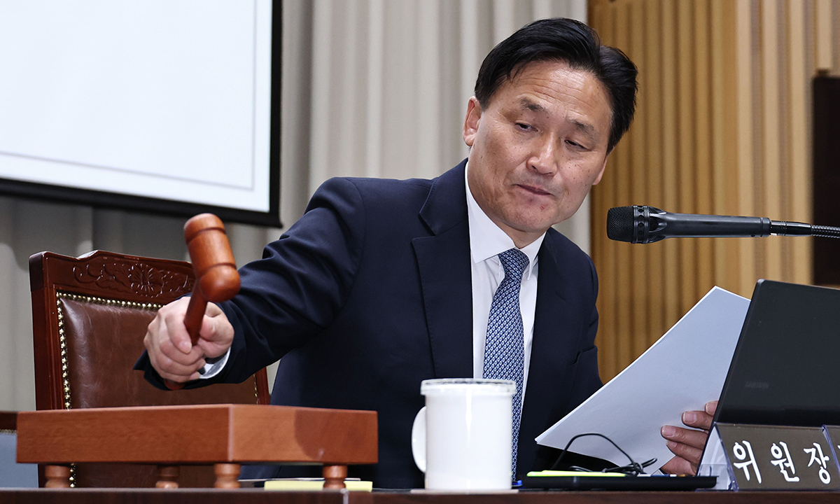 김영진 국회 행정안전위원회 위원장이 15일 서울시청에서 열린 국회 행정안전위원회의 전체회의에서 김지용 초대 중대범죄수사청장 후보자에 대한 인사청문 경과 보고서 채택을 알리며 의사봉을 두드리고 있다. 연합뉴스