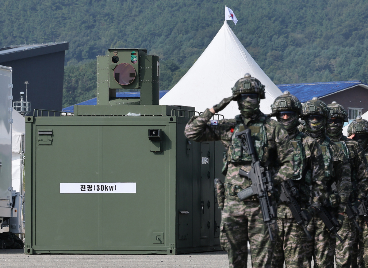 지난 9월 29일 충남 계룡대 활주로에서 열린 제78주년 국군의 날 기념식 미디어데이에서 장병들이 천광(레이저 대공무기) 옆에 선 채 거수경례를 하고&nbsp;있다. 계룡=뉴스1