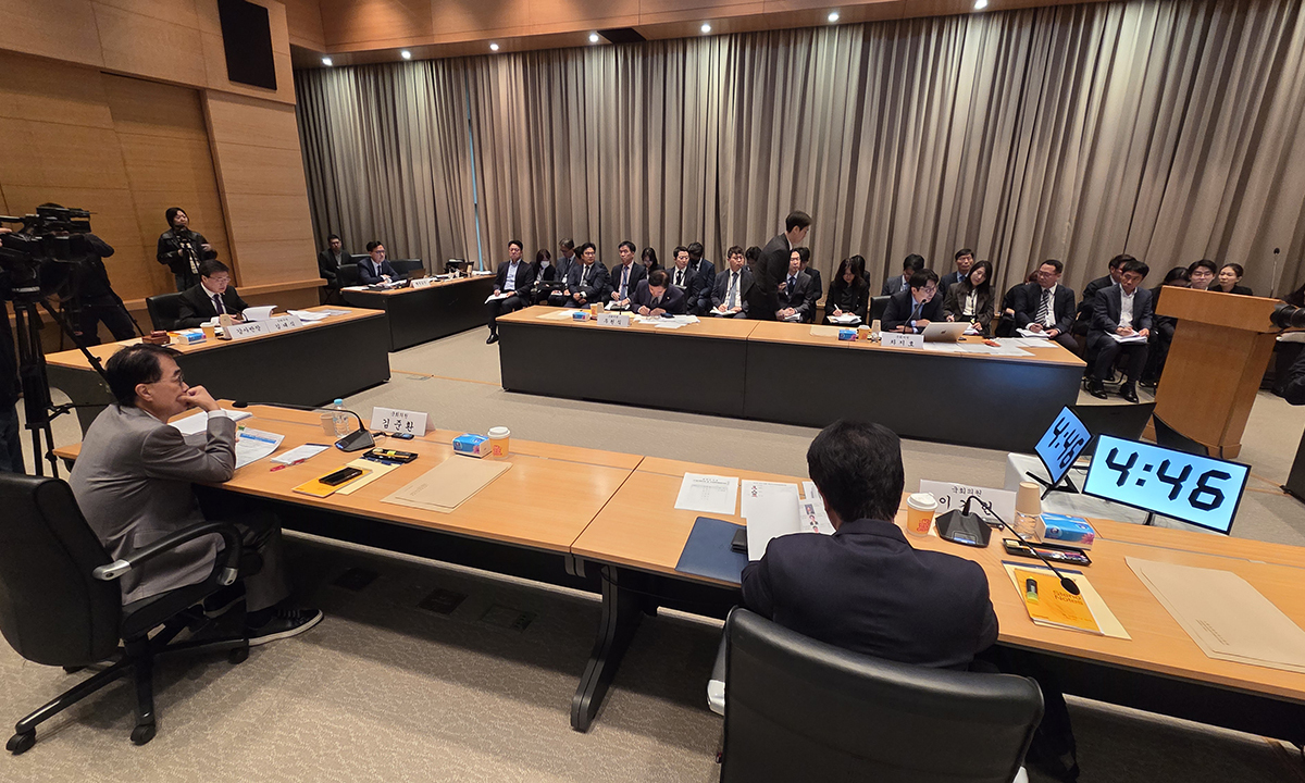 국회 외교통일위원회 소속 의원들이 20일 중국 베이징 주중국대사관에서 주중대사관을 상대로 국정감사를 진행하고 있다. 뉴시스