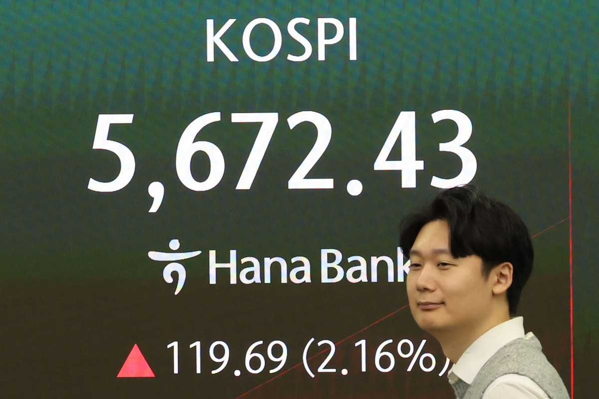 21일 서울 중구 하나은행 딜링룸에서 딜러들이 업무를 보고 있다.