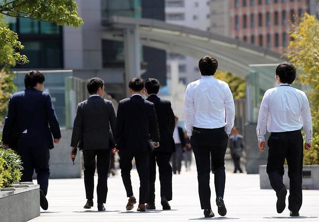 도쿄의 샐러리맨 일본 도쿄도 미나토구의 사무실 밀집 지구를 걷는 직장인들. 연합뉴스