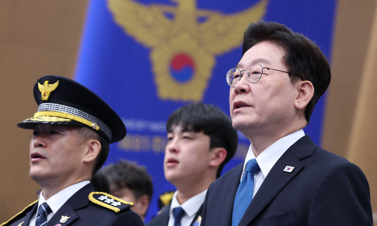 이재명 대통령이 21일 서울 서대문구 경찰청에서 열린 81주년 경찰의 날 기념식에서 애국가를 제창하고 있다. 왼쪽은 김종철 경찰청장 직무대행. 연합뉴스