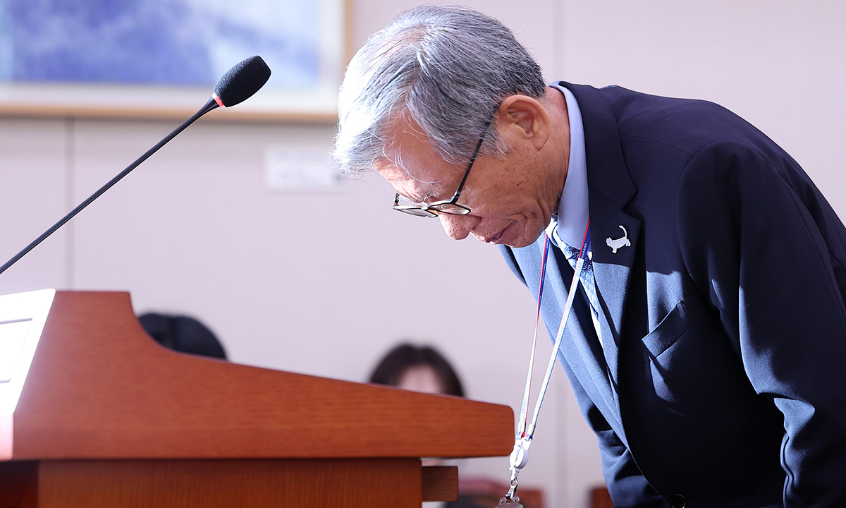 유홍준 국립중앙박물관장이 지난 19일 서울 여의도 국회에서 열린 문화체육관광위원회의 국립중앙박물관 등에 대한 국정감사에서 업무 보고를 하기 전 고개 숙여 인사하고 있다.