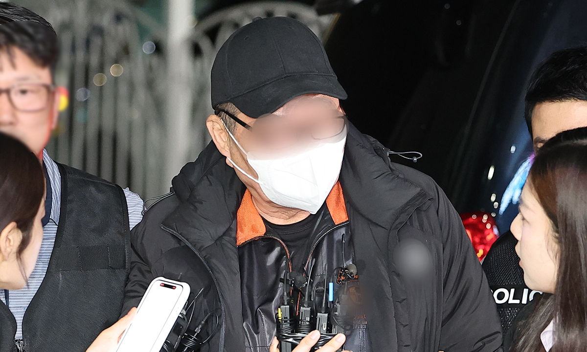 지난 20일 서울 강남구 역삼동 소재 건물 두 곳에서 연달아 방화한 혐의를 받는 70대 남성 A씨가 서울 수서경찰서로 압송되고 있다. 연합뉴스