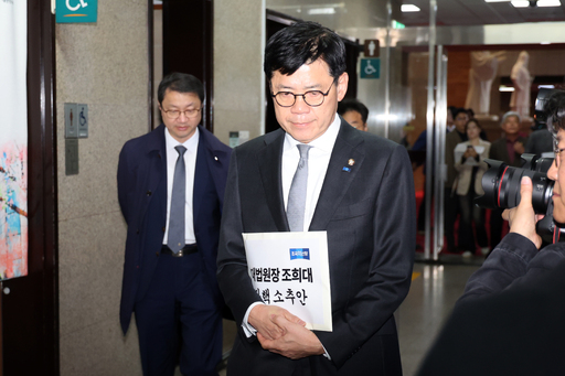 준형 조국혁신당 원내대표가 21일 오전 서울 여의도 국회에서 더불어민주당 한병도 원내대표와 비공개 회동을 위해 발걸음을 옮기고 있다. 김준형 혁신당 원내대표는 이날 조희대 대법원장 탄핵 촉구를 위해 한병도 민주당 원내대표를 예방했다. 뉴스1
