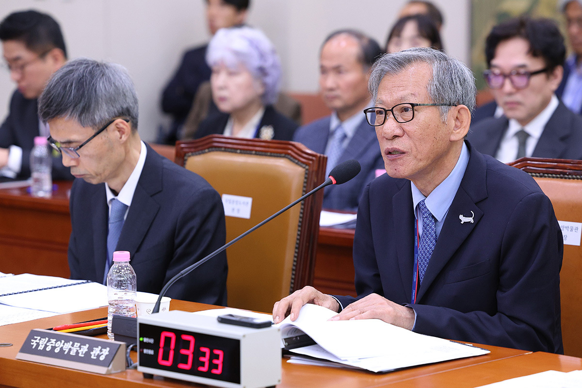 유홍준 국립중앙박물관장이 19일 서울 여의도 국회에서 열린 문화체육관광위원회 국정감사에서 위원 질의에 답하고 있다. 남정탁 기자