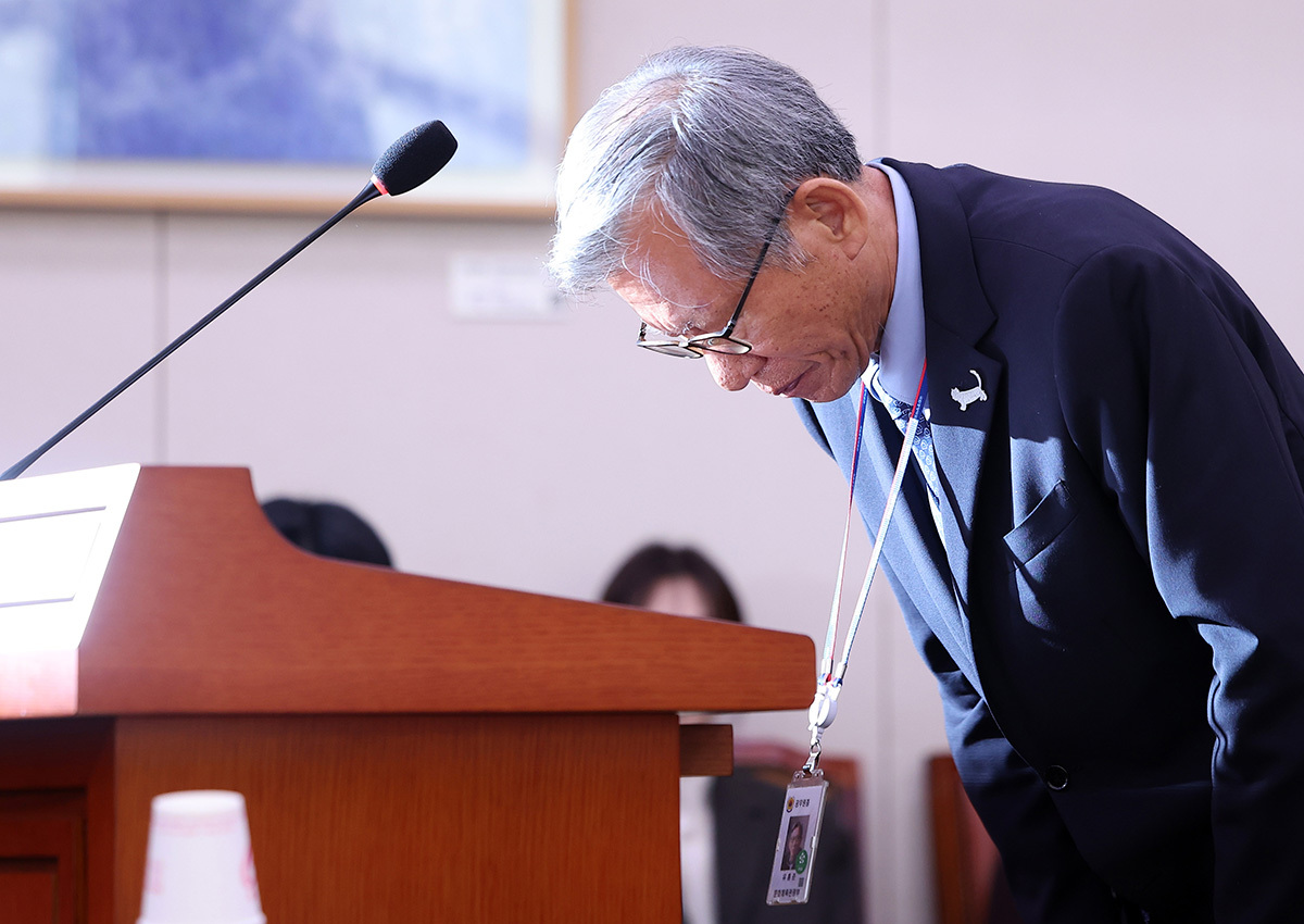 유홍준 국립중앙박물관장이 19일 서울 여의도 국회에서 열린 문화체육관광위원회의 국정감사에서 업무 보고를 하기 전 고개를 숙여 사과하고 있다.&nbsp;뉴스1