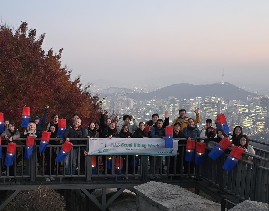 청사초롱 들고 야간 산행. 서울관광재단