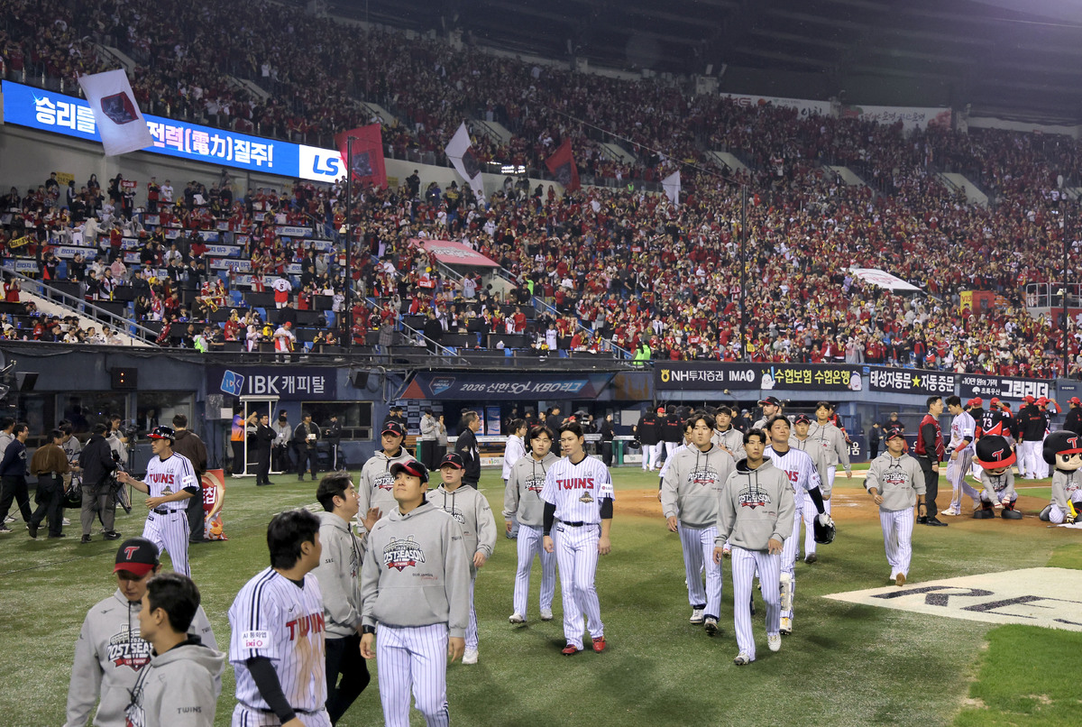 LG 트윈스 선수들이 20일 서울 잠실야구장에서 열린 KIA 타이거즈와의 KBO 프로야구 포스트시즌 준플레이오프 3차전에서 패배하며 탈락한 뒤 경기장을 나서고 있다. 연합뉴스