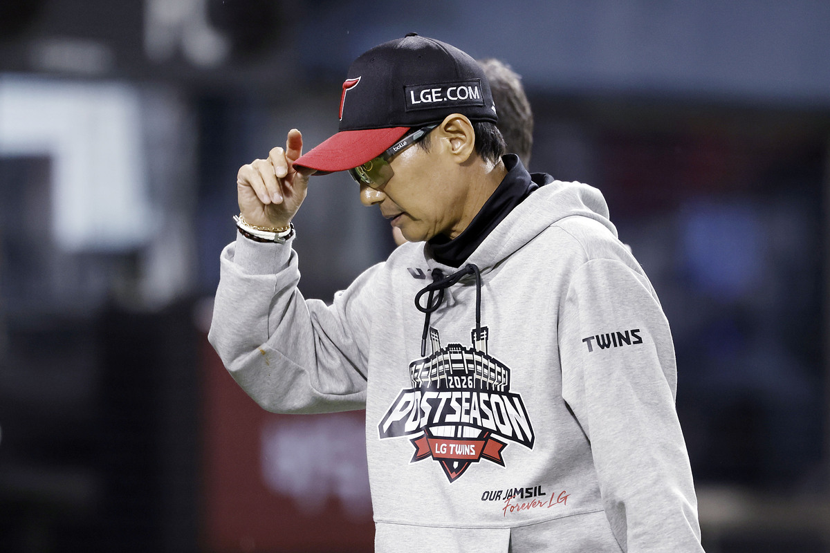 20일 서울 잠실야구장에서 열린 2026 KBO 포스트시즌 준플레이오프 LG 트윈스와 KIA 타이거즈의 3차전 경기에서 1-13으로 패한 LG 염경엽 감독이 인터뷰를 마친 뒤 이동하고 있다. 뉴시스