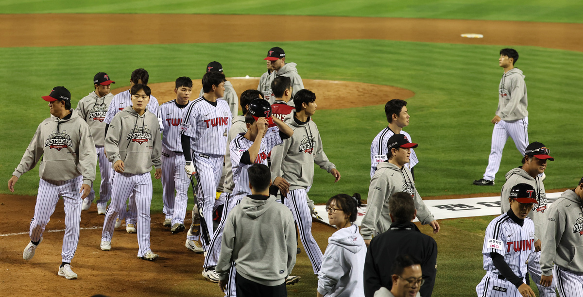 20일 서울 잠실야구장에서 열린 2026 KBO 포스트시즌 준플레이오프 LG 트윈스 vs KIA 타이거즈의 3차전 경기, 1-13으로 패배해 플레이오프 진출에 실패한 LG 선수들이 굳은 표정으로 더그아웃으로 복귀하고 있다. 뉴시스