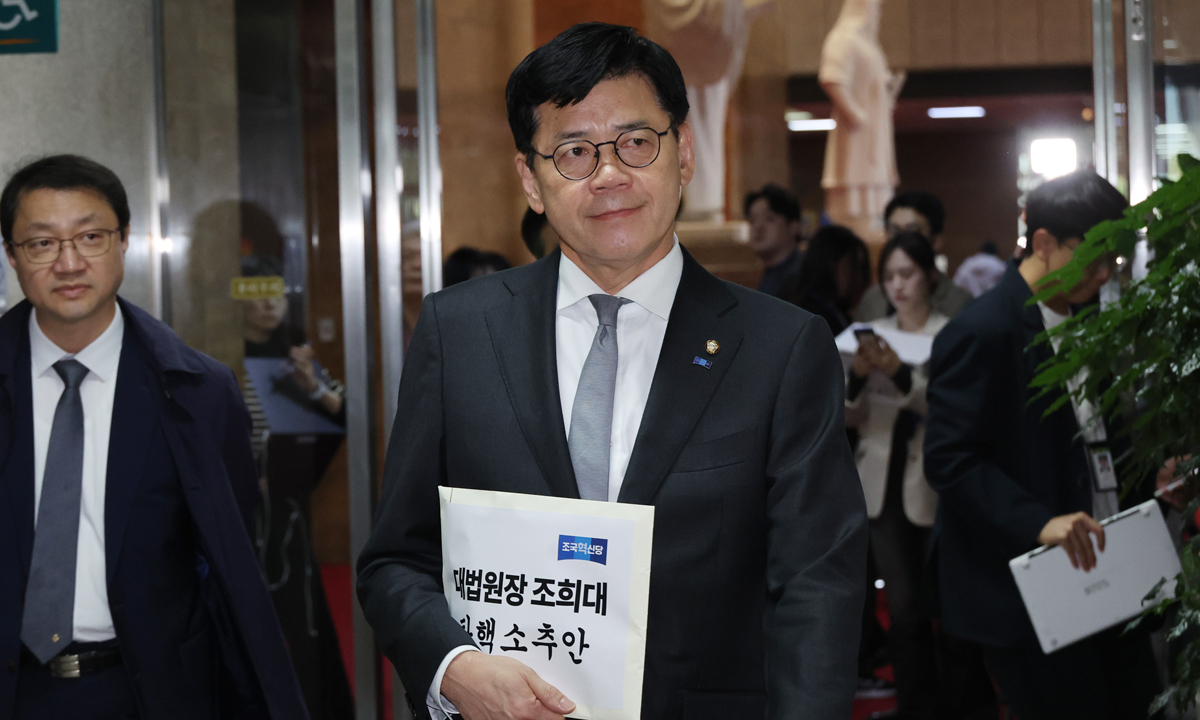 조국혁신당 김준형 원내대표가 21일 서울 여의도 국회에서 더불어민주당과 조희대 대법원장 탄핵 관련 논의를 하기 위해 탄핵소추안을 들고 민주당 원내대표실로 걸어가고 있다.&nbsp;허정호 선임기자