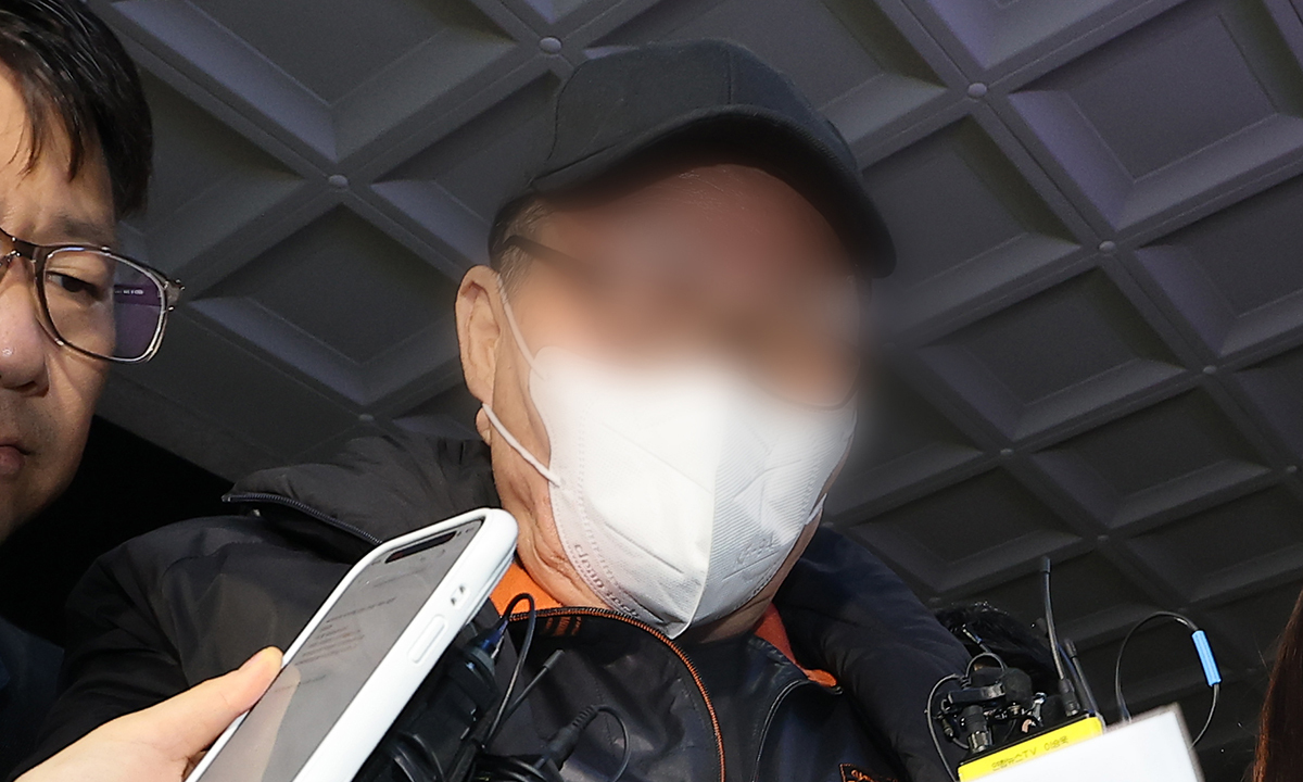 20일 서울 강남구 역삼동 소재 건물 두 곳에서 연달아 방화한 혐의를 받는 70대 남성 A씨가 서울 수서경찰서로 압송되며 취재진에게 문건을 펼치고 있다. A씨는 범행 경위를 묻는 취재진 질문에 "특허 법인이 사기를 쳤다"라며 취재진을 향해 문건을 펼치며 경찰서로 들어갔다. 연합뉴스