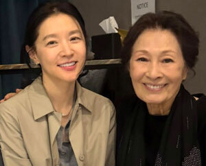 이영애, '건강 이상설' 떨쳐낸 김혜자와 다정 투샷…밝은 모습