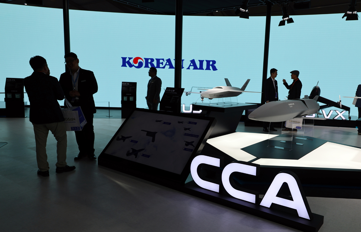 지난 2024년 10월 충남 계룡대에서 열린 대한민국 국제방위산업전시회(KADEX)에서 관람객들이 전투기협업무인전투기(CCA) 등의 전시물을 살펴보고 있다. 세계일보 자료사진