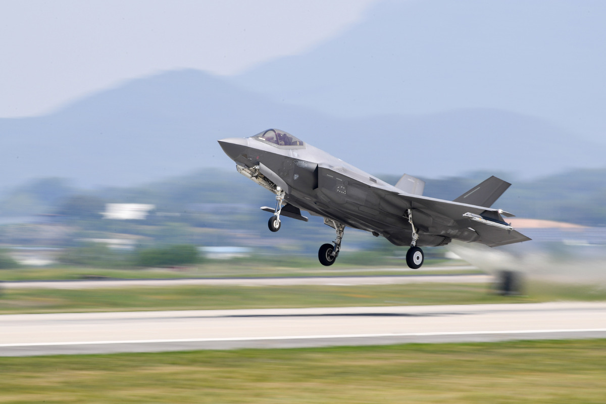 F-35A 전투기가 공대공 실사격 훈련을 위해 이륙하고 있다. 세계일보 자료사진