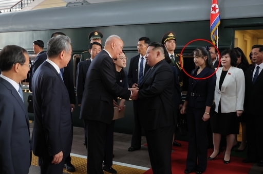 김정은 북한 국무위원장이 2025년 9월 2일 현지시간 오후 4시 중국 수도 베이징에 도착했다고 조선중앙통신이 보도했다. 통신이 공개한 사진에 따르면 김 위원장의 딸 주애(붉은 원), 조용원·김덕훈 당 비서, 최선희 외무상 등이 동행했다. 조선중앙통신·연합뉴스