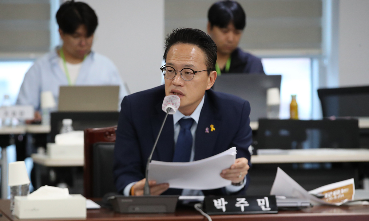박주민 더불어민주당 의원이 지난 10월 20일 경북 안동 풍천면 경북경찰청에서 열린 국회 행정안전위원회(행안위)의 2026년도 국정감사에서 박헌수 경북경찰청장에게 질의하고 있다. 뉴스1