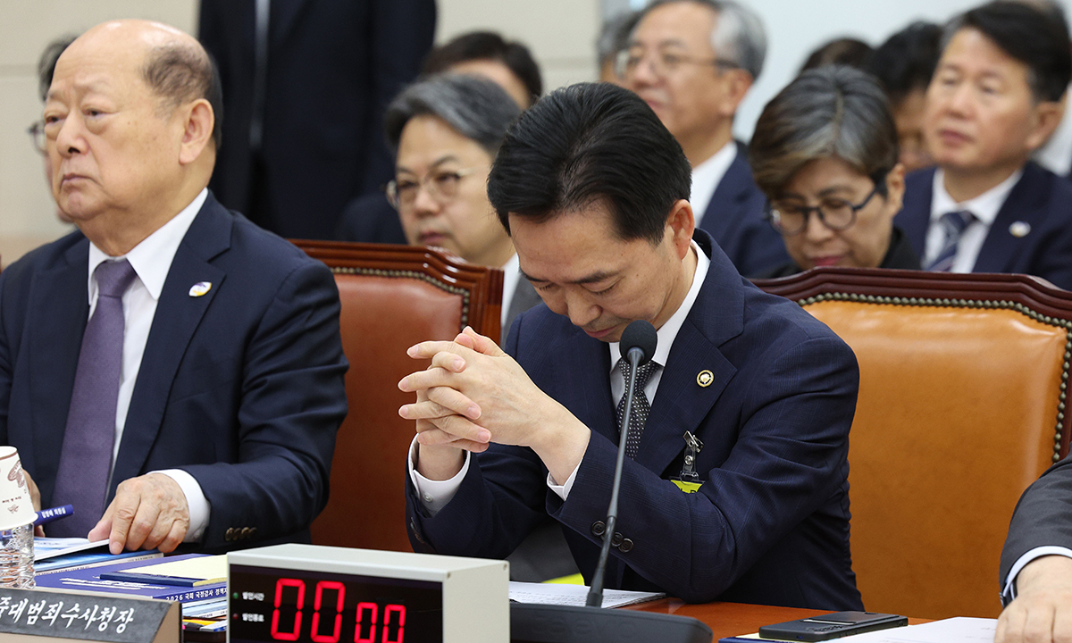고개 숙인 채 질의 듣는 김 청장 김지용 중대범죄수사청장(오른쪽)이 26일 서울 여의도 국회 행정안전위원회에서 열린 행정안전부·중앙선거관리위원회·경찰청·소방청 등에 대한 종합 국정감사에서 고개를 숙인 채 의원들의 질의를 듣고 있다.&nbsp;남정탁 기자