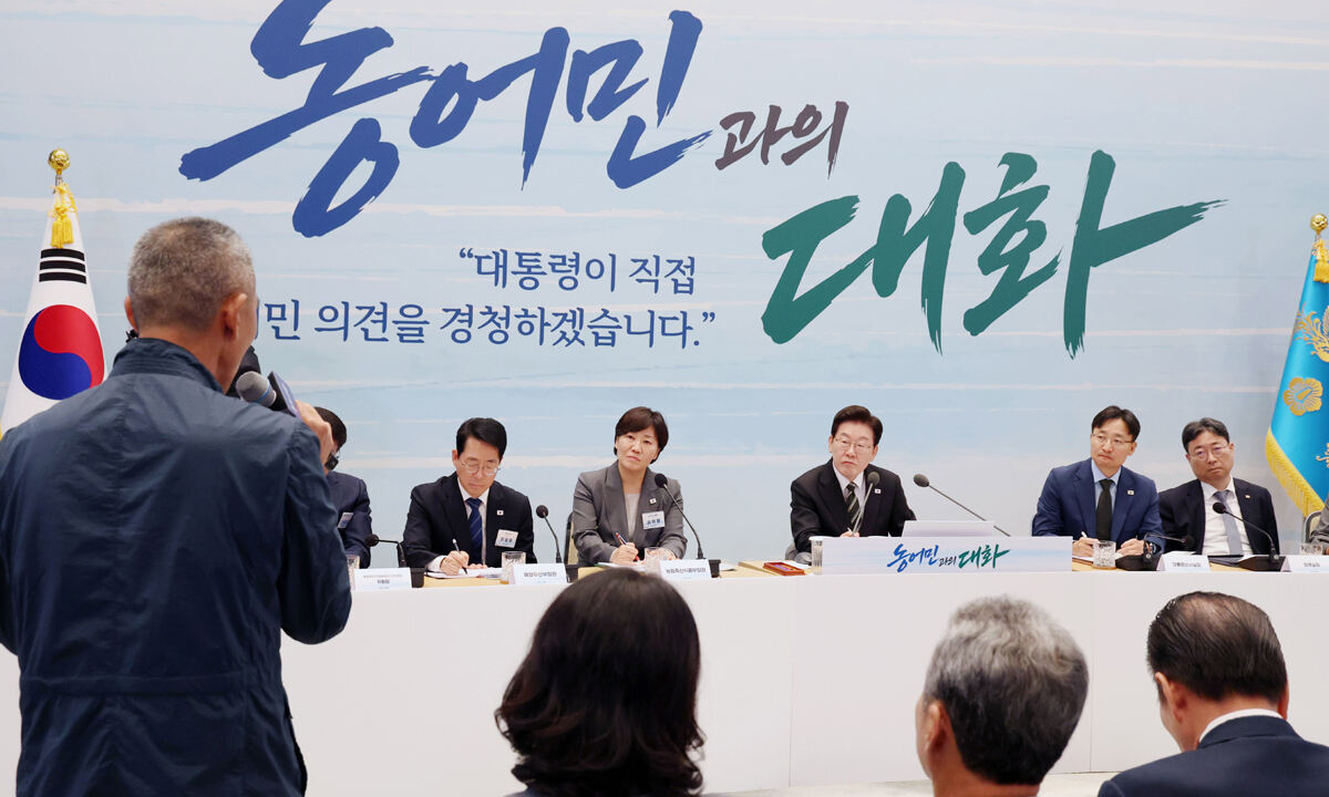 경청 이재명 대통령이 26일 청와대에서 주재한 ‘농어민과의 대화’ 행사에서 참석자 의견을 듣고 있다. 이 대통령은 “포괄적·점진적 환태평양경제동반자협정(CPTPP) 가입 문제와 관련해 연내 가입 신청을 하지 않고 여러분과 충분히 소통해서 방향을 정하도록 지시했다”며 “농업, 어업, 임업, 축산업이 불의의 피해를 입지 않도록 최선을 다해 갈 것”이라고 밝혔다.&nbsp;청와대사진기자단
