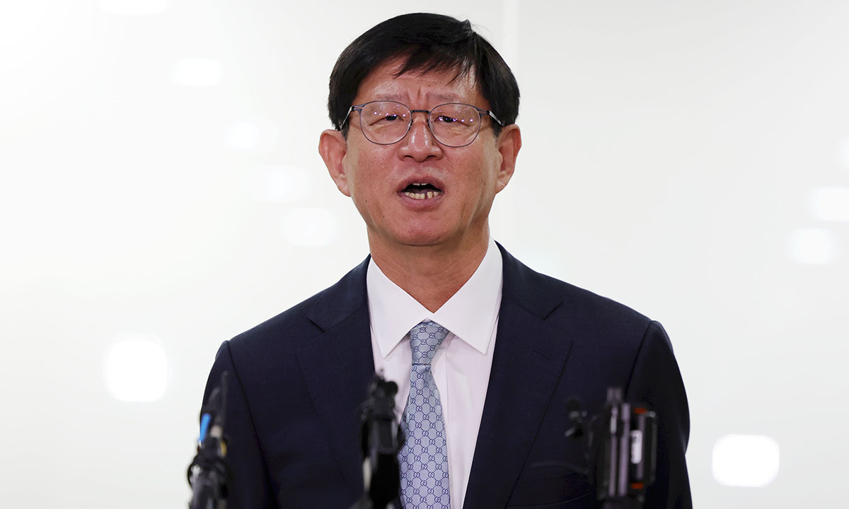 최길수 특별감찰관이 26일 서울 종로구 특별감찰관 사무실 앞에서 기자들에게 출근 소감을 밝히고 있다. 뉴시스