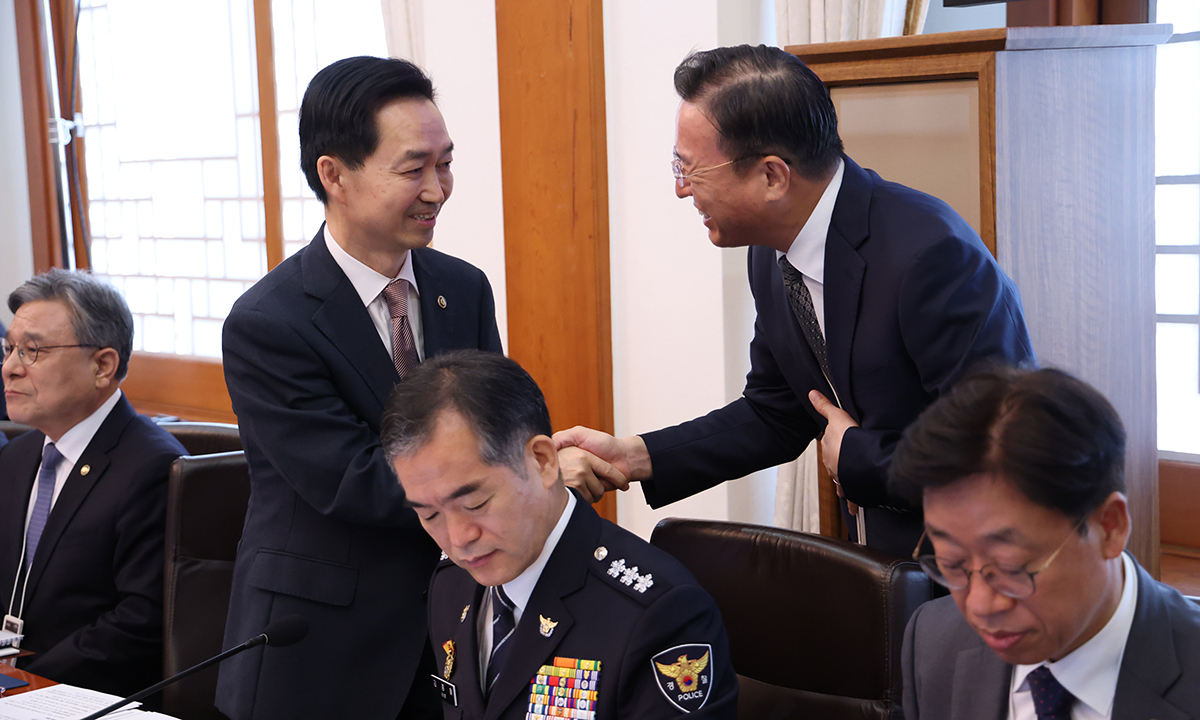 김지용 중대범죄수사청장과 이정현 검찰총장 직무대행이 27일 이재명 대통령 주재로 청와대에서 열린 국무회의에 참석하며 악수하고 있다. 연합뉴스