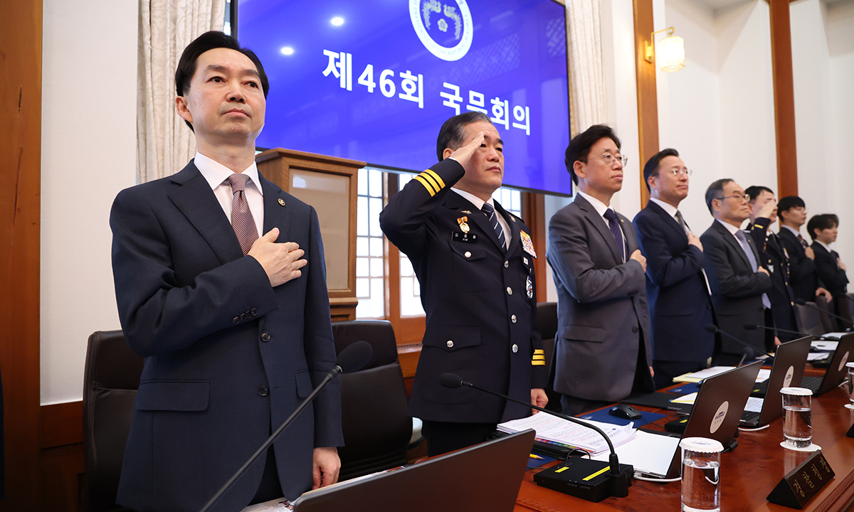김지용 중대범죄수사청장과 김종철 경찰청장 직무대행 등이 27일 이재명 대통령 주재로 청와대에서 열린 국무회의에서 국기에 경례하고 있다. 연합뉴스