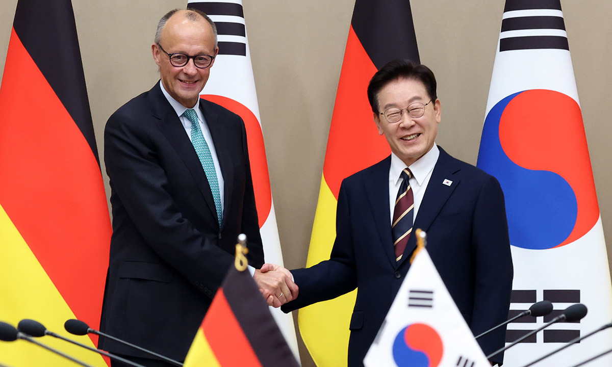 손 잡은 양 정상 이재명 대통령이 29일 청와대에서 프리드리히 메르츠 독일 총리와 정상회담에 앞서 악수하고 있다. 양 정상은 경제·첨단산업 및 국방·방산 분야 협력을 확대하고, 세계 경제·안보 환경 변화에 공동 대응하기 위한 ‘강화된 전략적 동반자 관계’를 수립하기로 했다. 청와대사진기자단