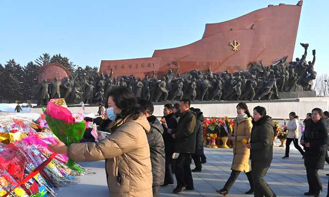 북, 김정일 생일 경축행사 시작…'광명성절' 용어 안 보여