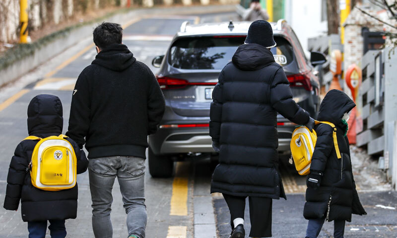 [단독] 쑥쑥 느는 육아휴직자… 35%가 아빠