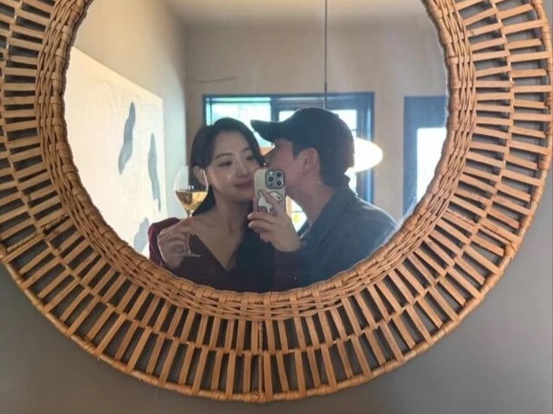 SBS 퇴사 후 본격 럽스타...김다영, ♥‘14살 연상’ 배성재와 볼 뽀뽀 인증샷
