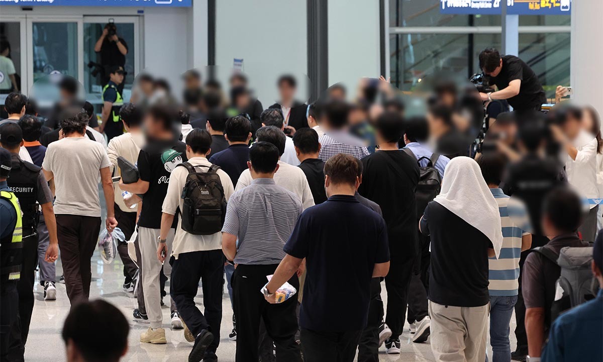 "자유다!" 외친 근로자들…박수와 환호성 터진 귀국 현장